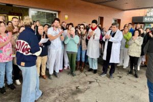 Trabajadores del hospital de Puertollano concentrados a las puertas del centro hospitalario