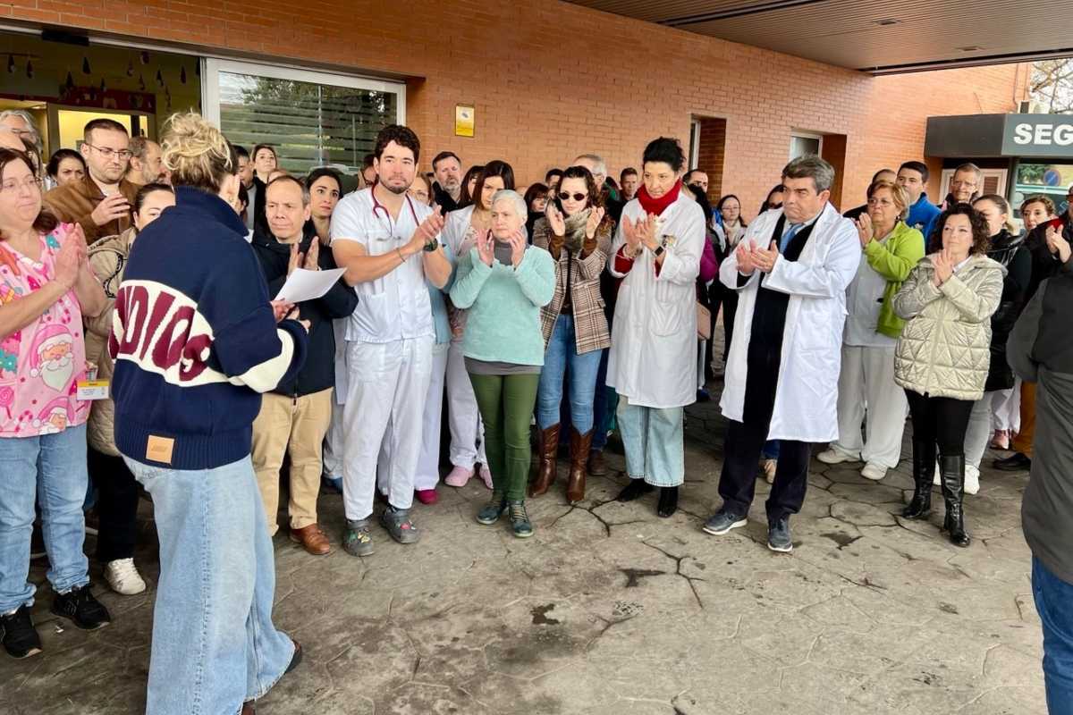Trabajadores del hospital de Puertollano concentrados a las puertas del centro hospitalario