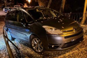 Imagen del vehículo en las escaleras de la ermita de la Virgen de las Angustias.