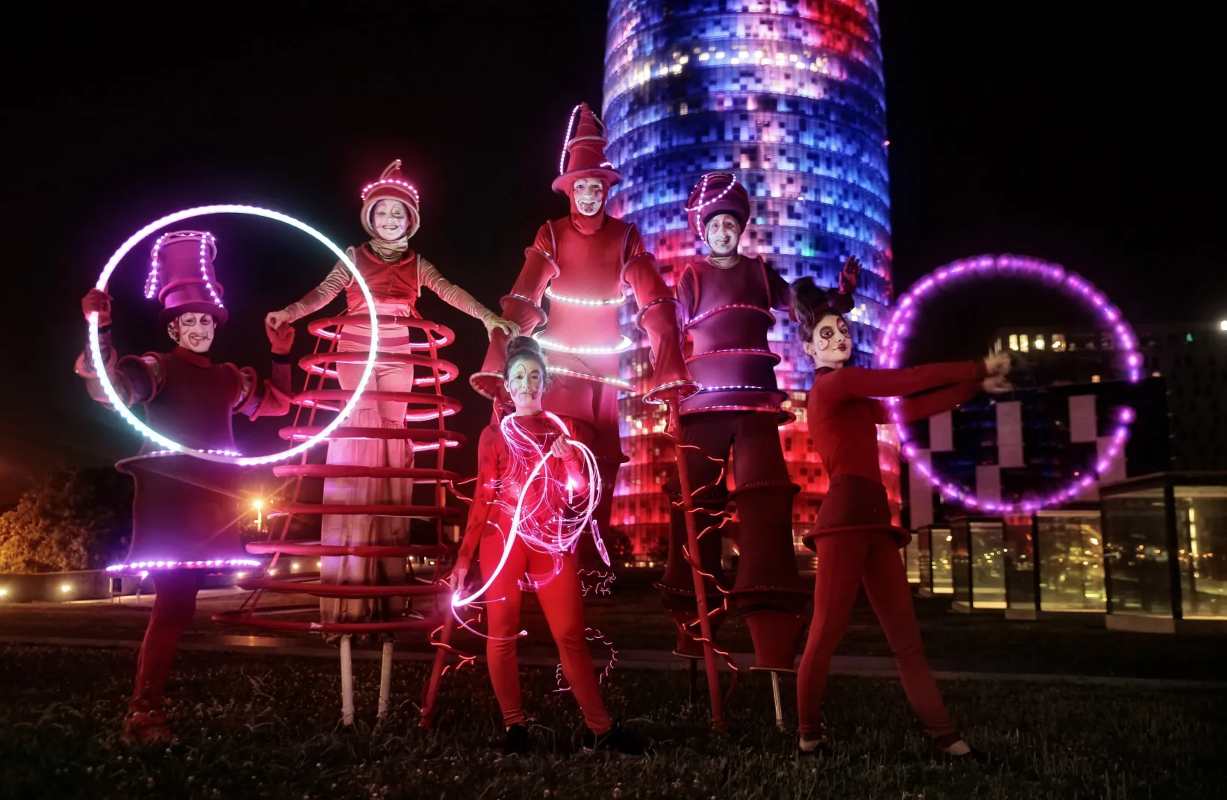 Imagen de 'Cercles', de la Compañía Todo Zancos.