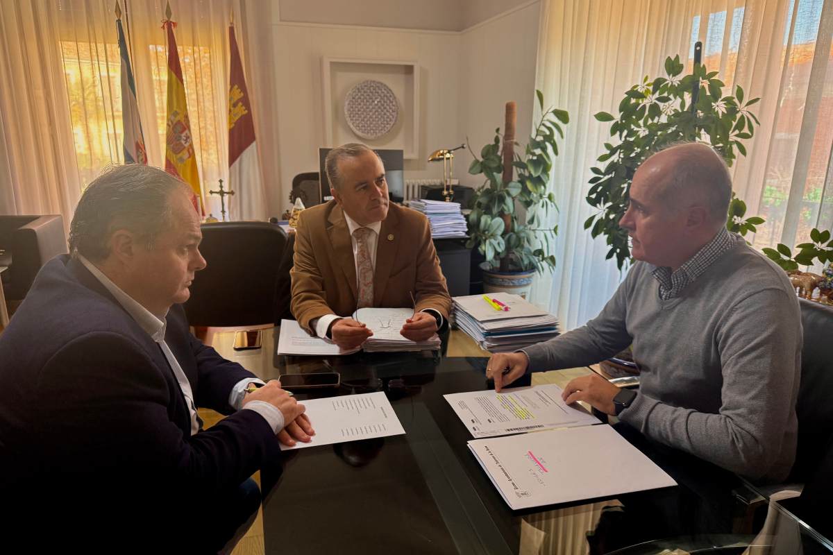 El alcalde José Julián Gregorio con los concejales de Hacienda y Urbanismo