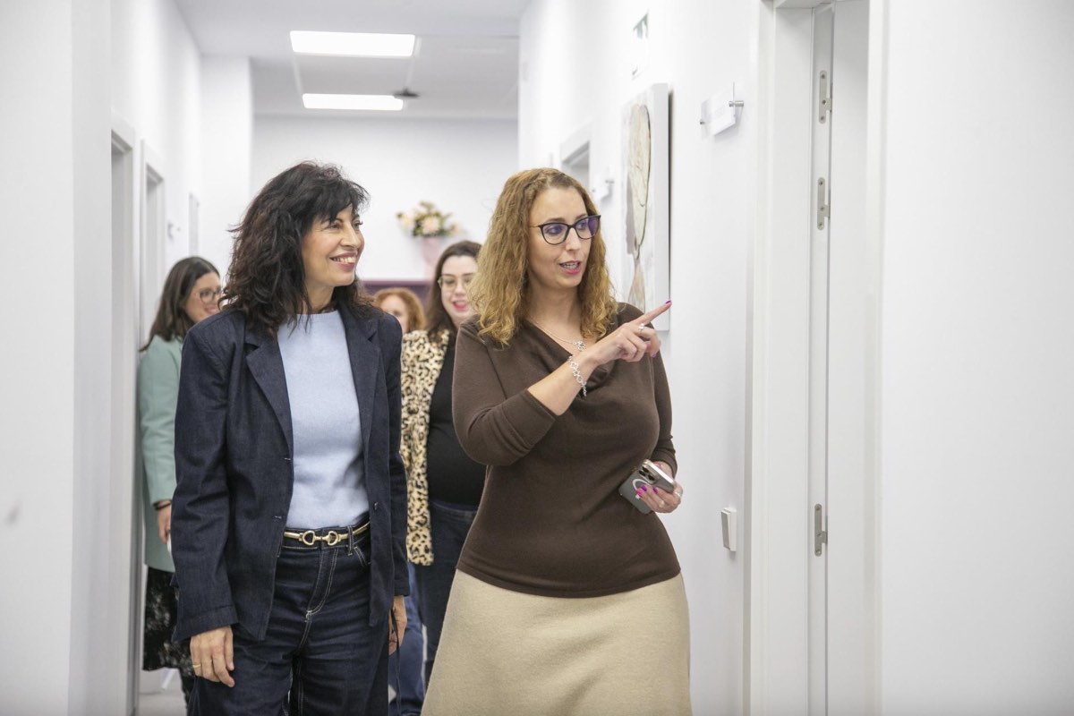 La ministra de Igualdad, Ana Redondo, y la consejera de Igualdad Sara Simón