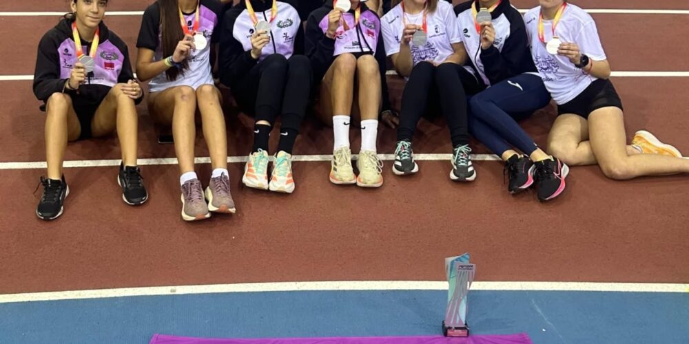 Las atletas del CA Albacete Diputación posaron con sus medallas. Foto: CA Albacete Diputación.