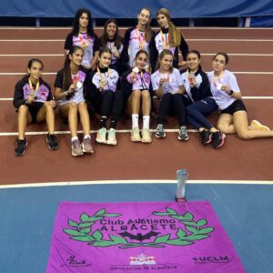 Las atletas del CA Albacete Diputación posaron con sus medallas. Foto: CA Albacete Diputación.