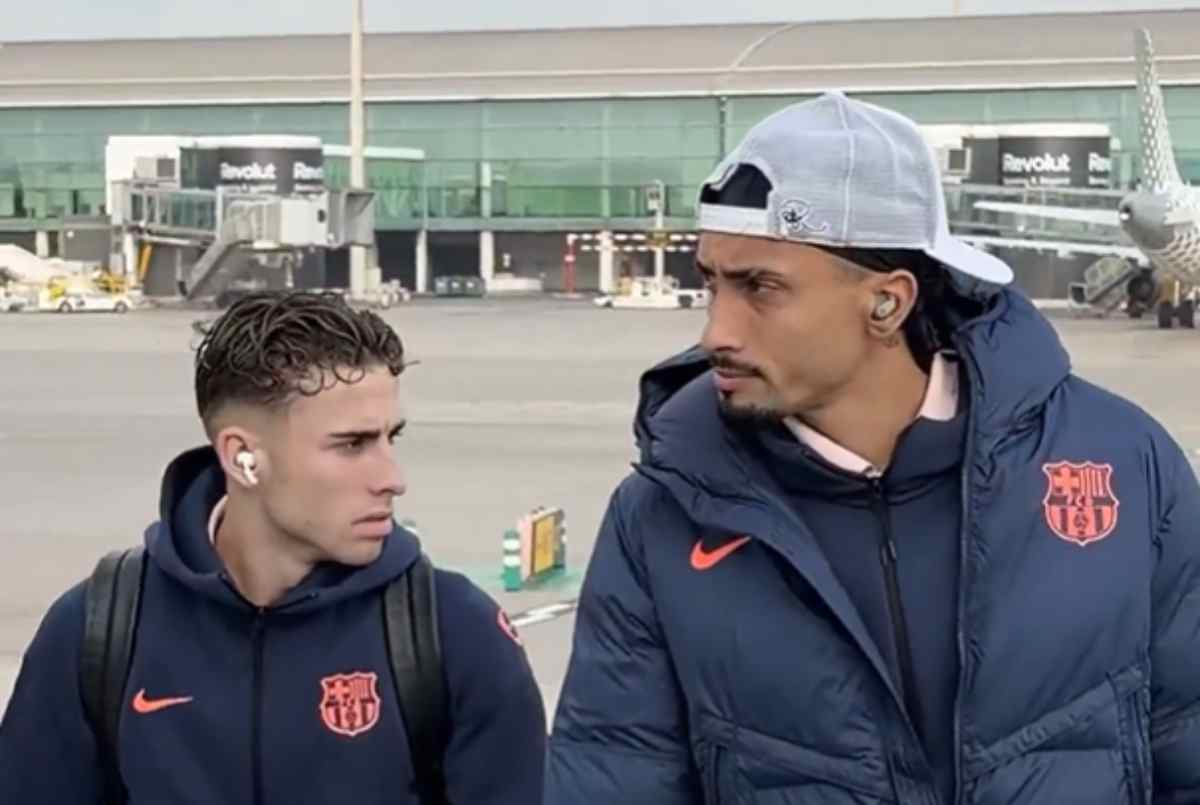 Los jugadores del Barcelona en el aeropuerto antes de viajar a Guadalajara.