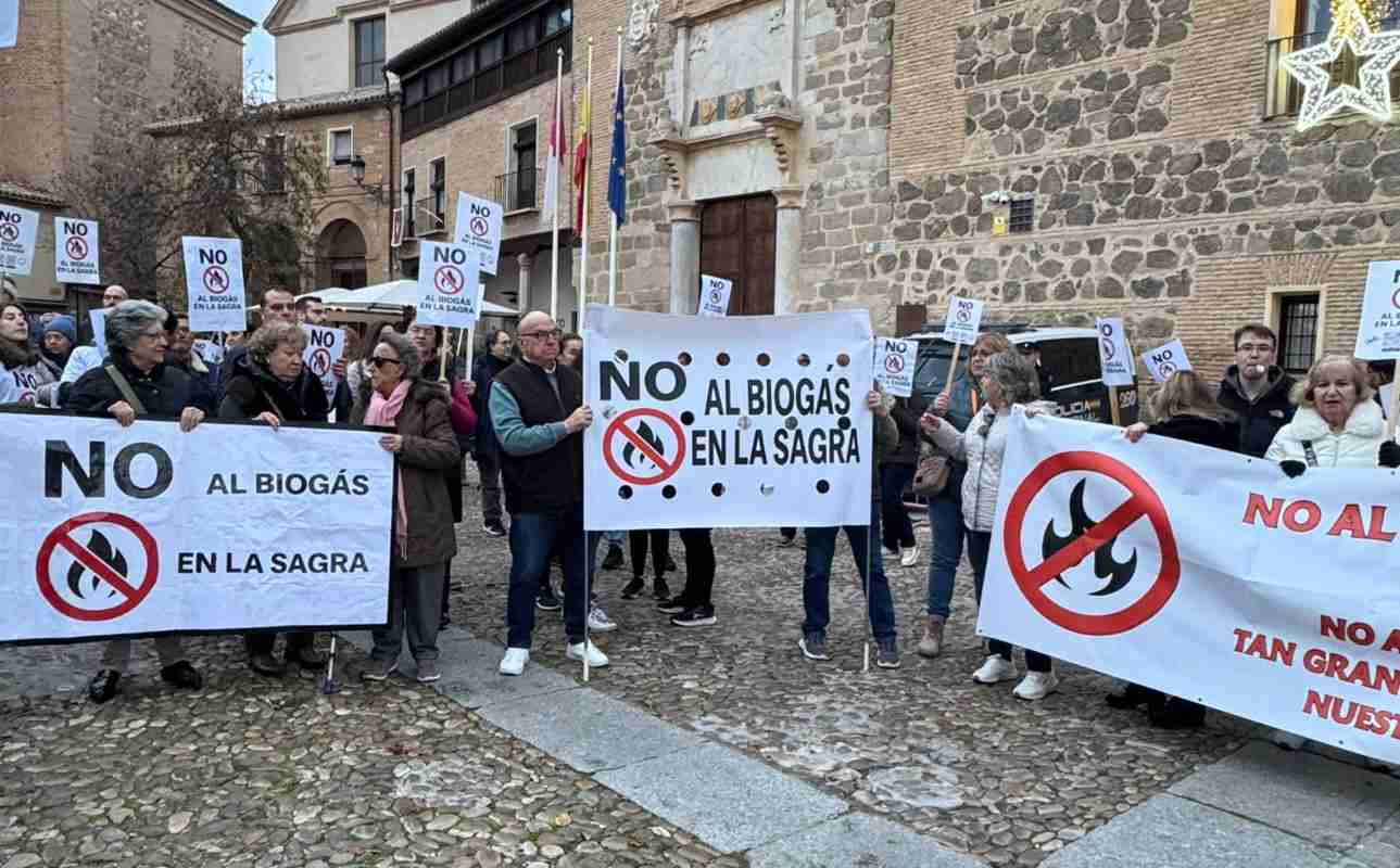 Un momento de la concentración de los manifestantes ante el Palacio de Fuensalida.