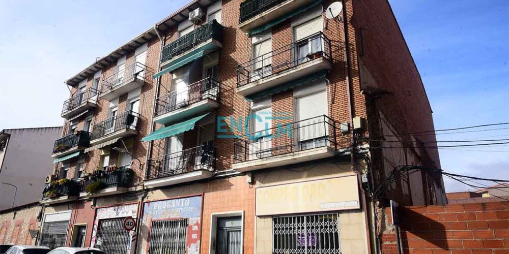 El edificio en el que vivía la mujer asesinada por su pareja en Torrijos (Toledo). Imagen: Rebeca Arango.