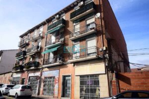 El edificio en el que vivía la mujer asesinada por su pareja en Torrijos (Toledo). Imagen: Rebeca Arango.