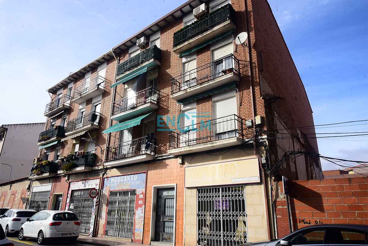 El edificio en el que vivía la mujer asesinada por su pareja en Torrijos (Toledo)