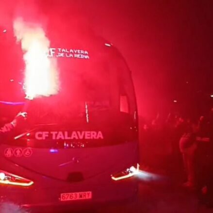 Llegada del bus del C.F. Talavera de la Reina. Foto: David Engenios/ENCLM