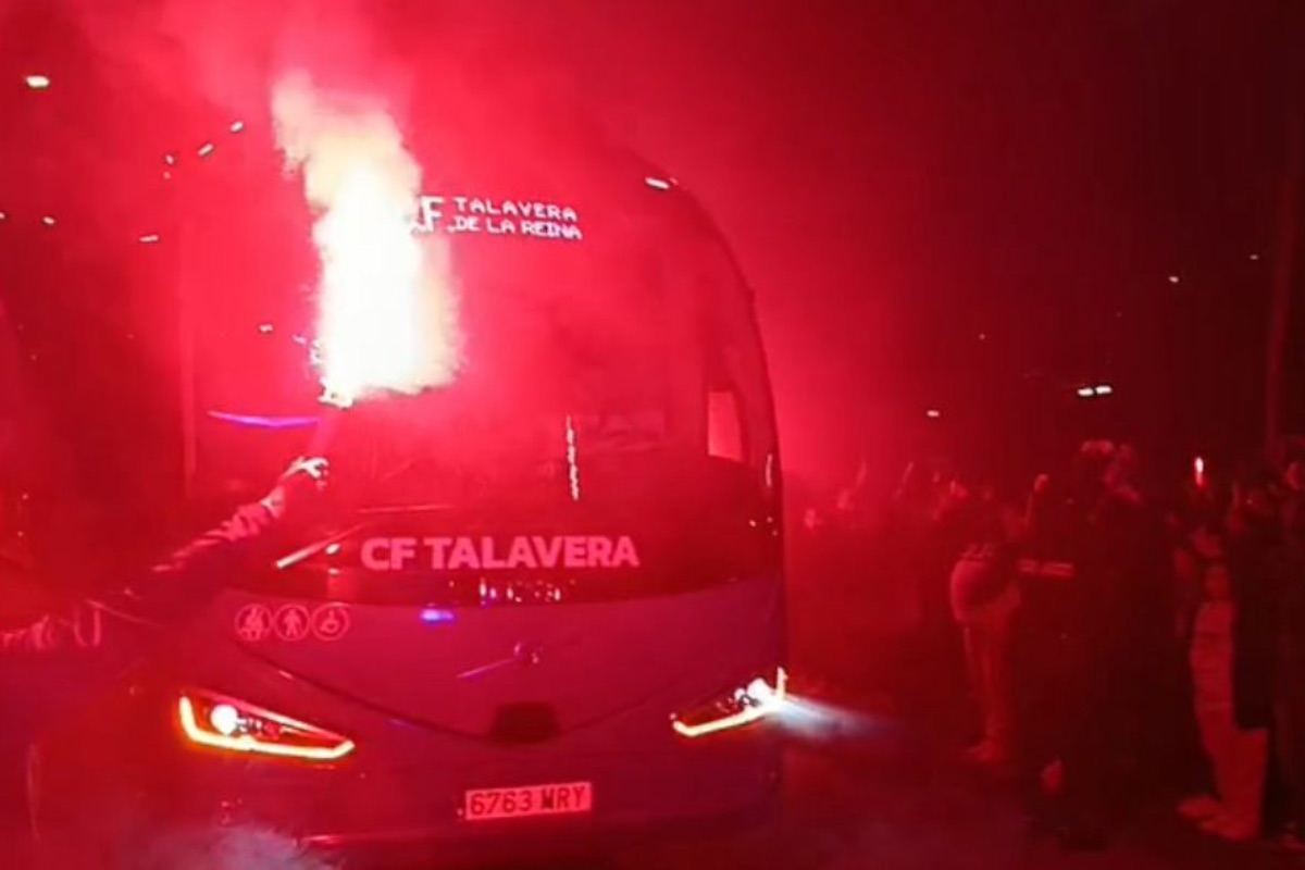 Llegada del bus del C.F. Talavera de la Reina. Foto: David Engenios/ENCLM