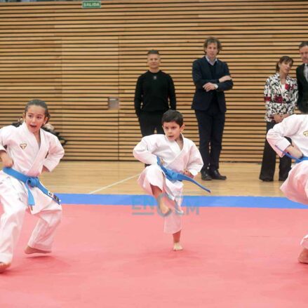 Daniela (derecha), Adrián y Elena, haciendo una kata para la mejor karateka de la historia. Foto: Rebeca Arango.