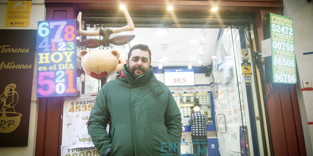 Carlos Gómez, propietario de la administración de lotería ""La Caprichosa". Foto: Rebeca Arango.