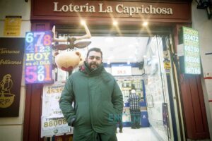 Carlos Gómez, propietario de la administración de lotería ""La Caprichosa". Foto: Rebeca Arango.