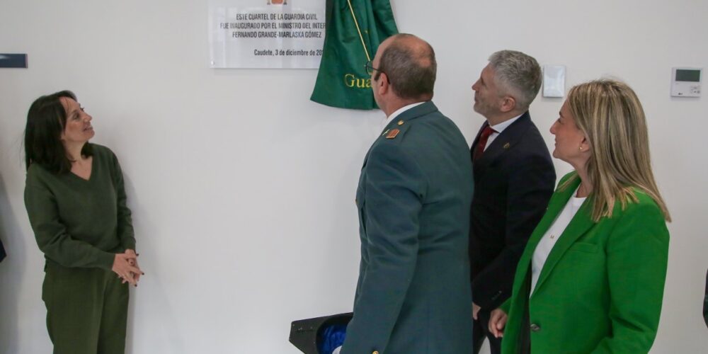 El ministro, inaugurando el cuartel de la Guardia Civil junto a Milagros Tolón, delegada del Gobierno en Castilla-La Mancha.