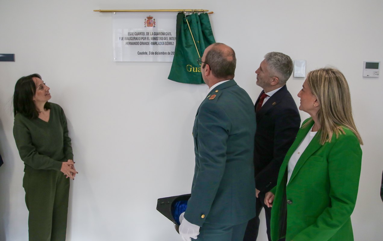 El ministro, inaugurando el cuartel de la Guardia Civil junto a Milagros Tolón, delegada del Gobierno en Castilla-La Mancha.