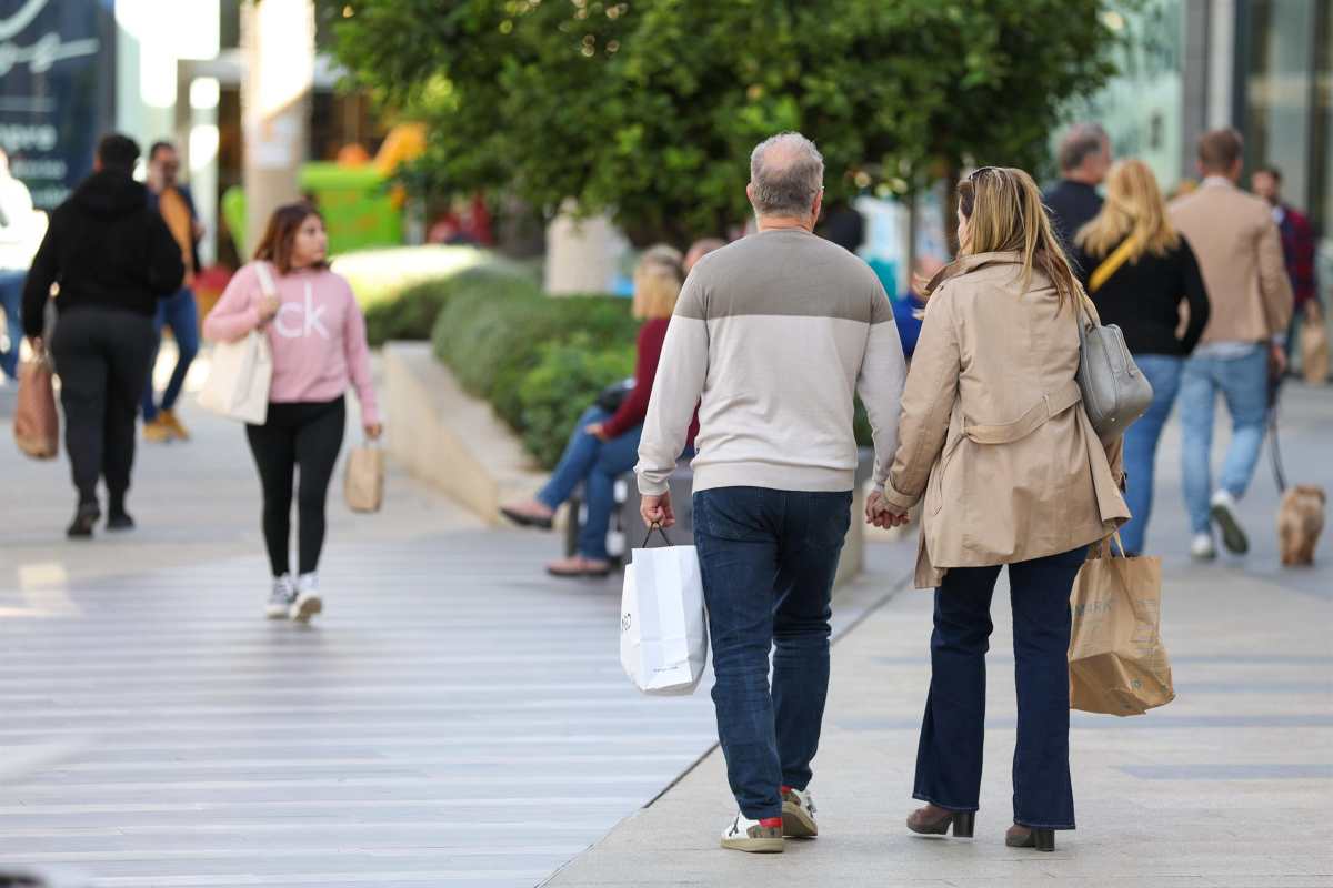 Dos personas de compras. Foto: EP.