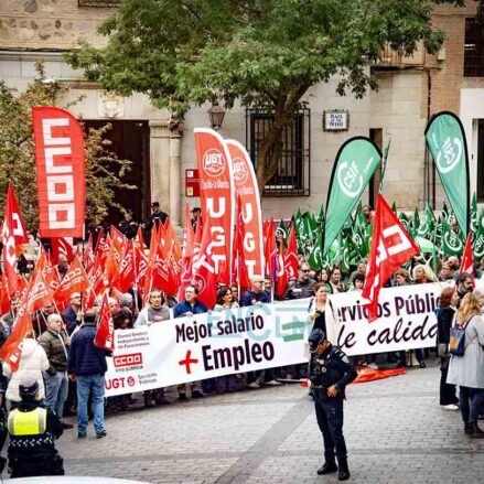 Los empleados públicos se concentran en Castilla-La Mancha para pedir una modernización de sus condiciones laborales. Foto: Rebeca Arango.
