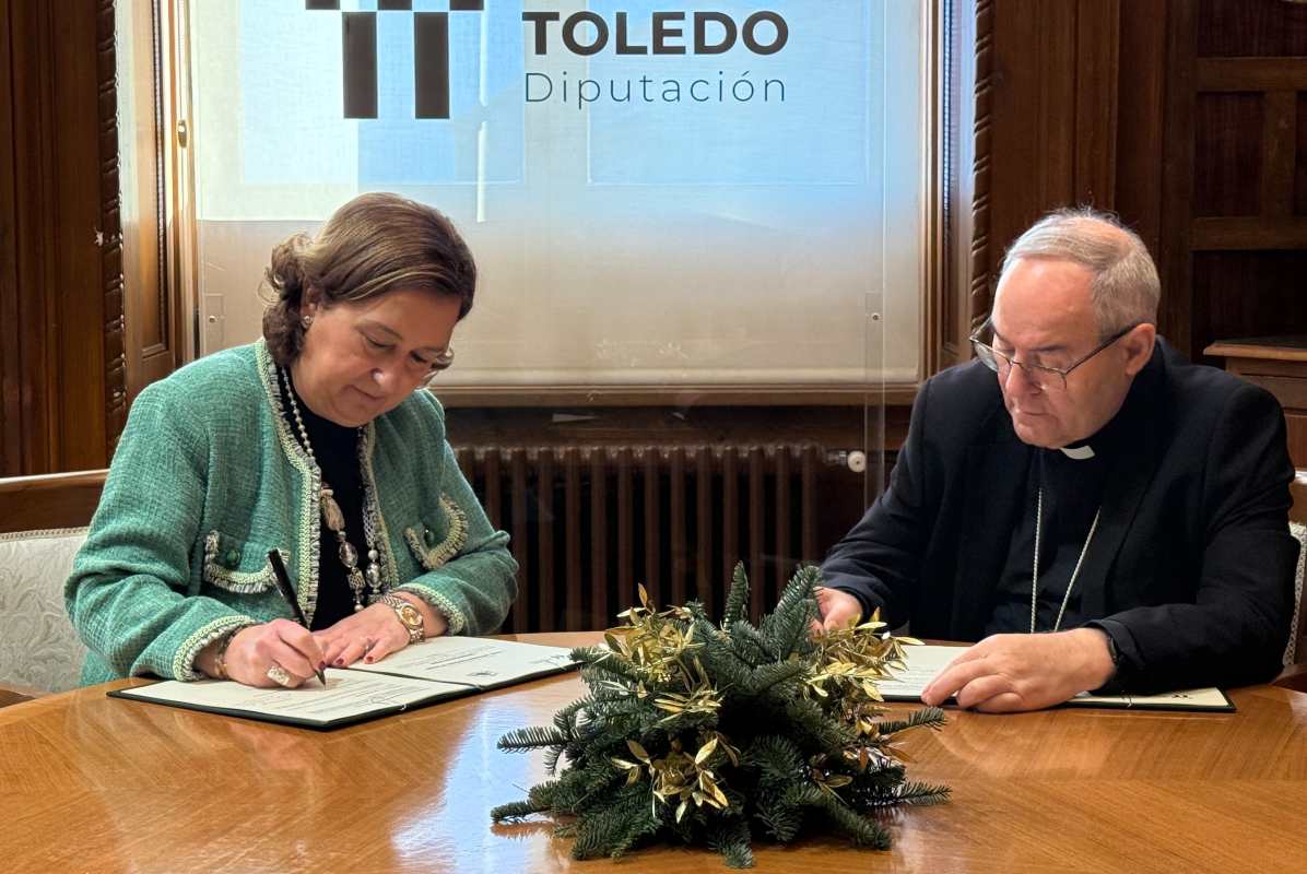 Concepción Cedillo y Francisco Cerro, firmando el convenio de colaboración.
