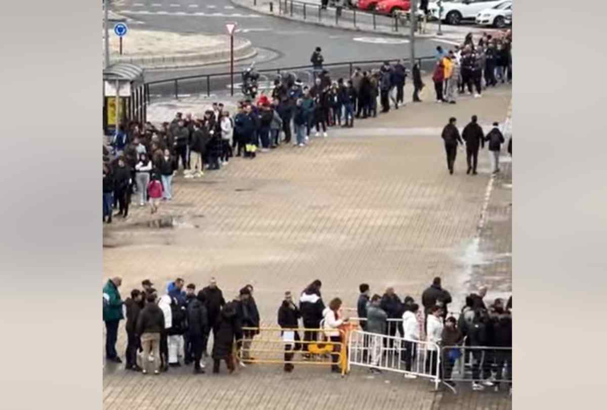 Colas en el Pedro Escartín, en Guadalajara, para conseguir una entrada frente al Barça.