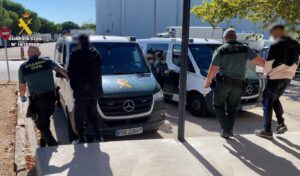 Momento en el que la Guardia Civil detiene a dos detenidos.