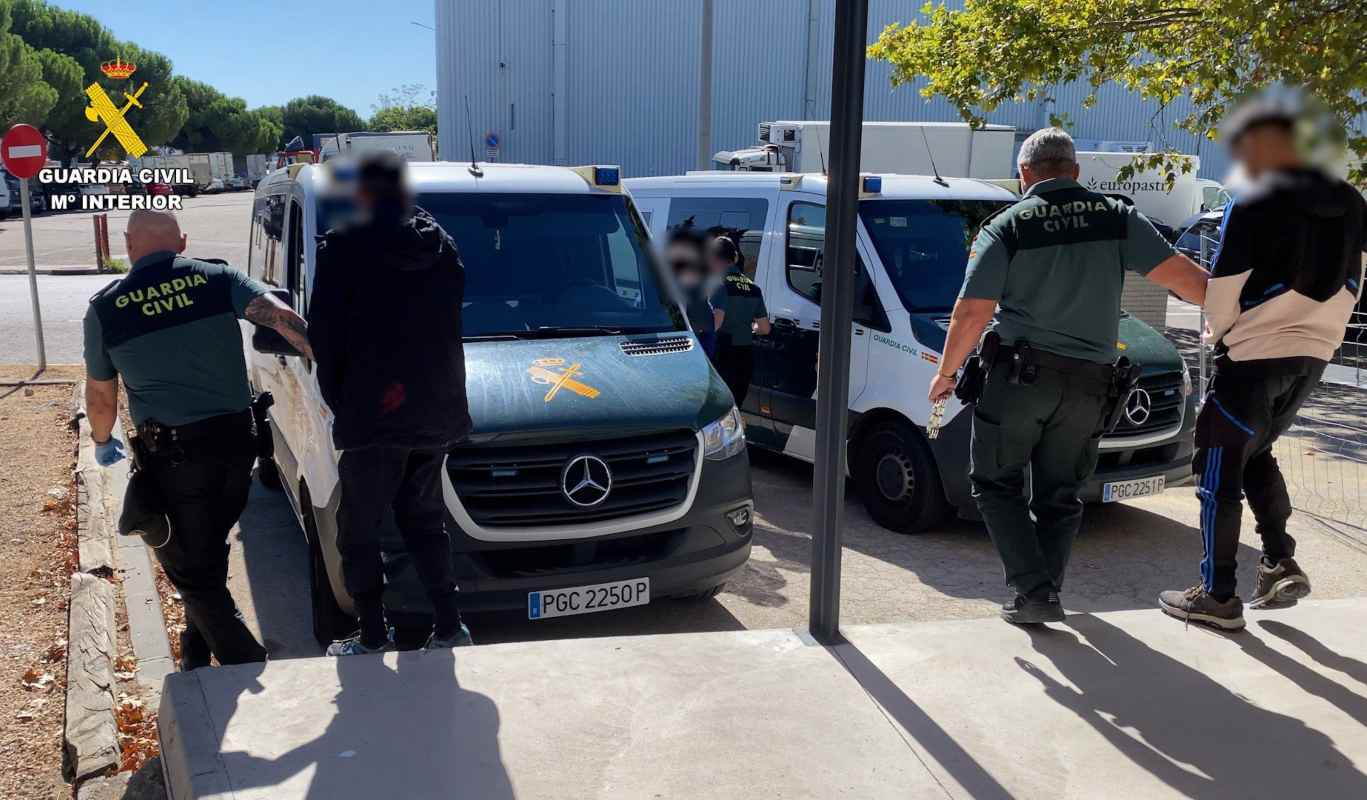 Momento en el que la Guardia Civil detiene a dos detenidos.