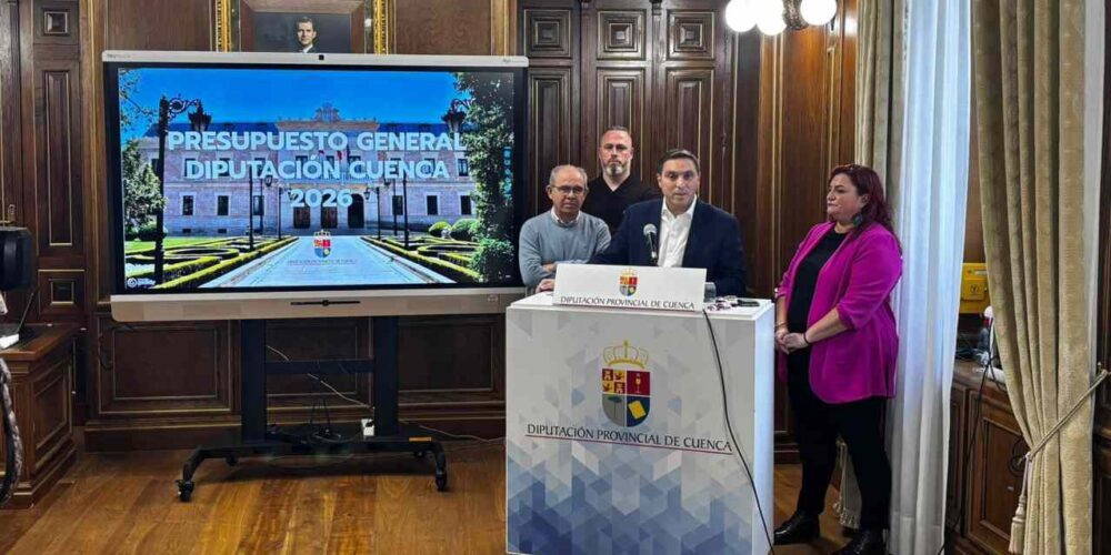 Martínez Chana y la concejala Emma Cano desglosaron los presupuestos de la Diputación de Cuenca.