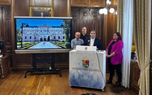 Martínez Chana y la concejala Emma Cano desglosaron los presupuestos de la Diputación de Cuenca.