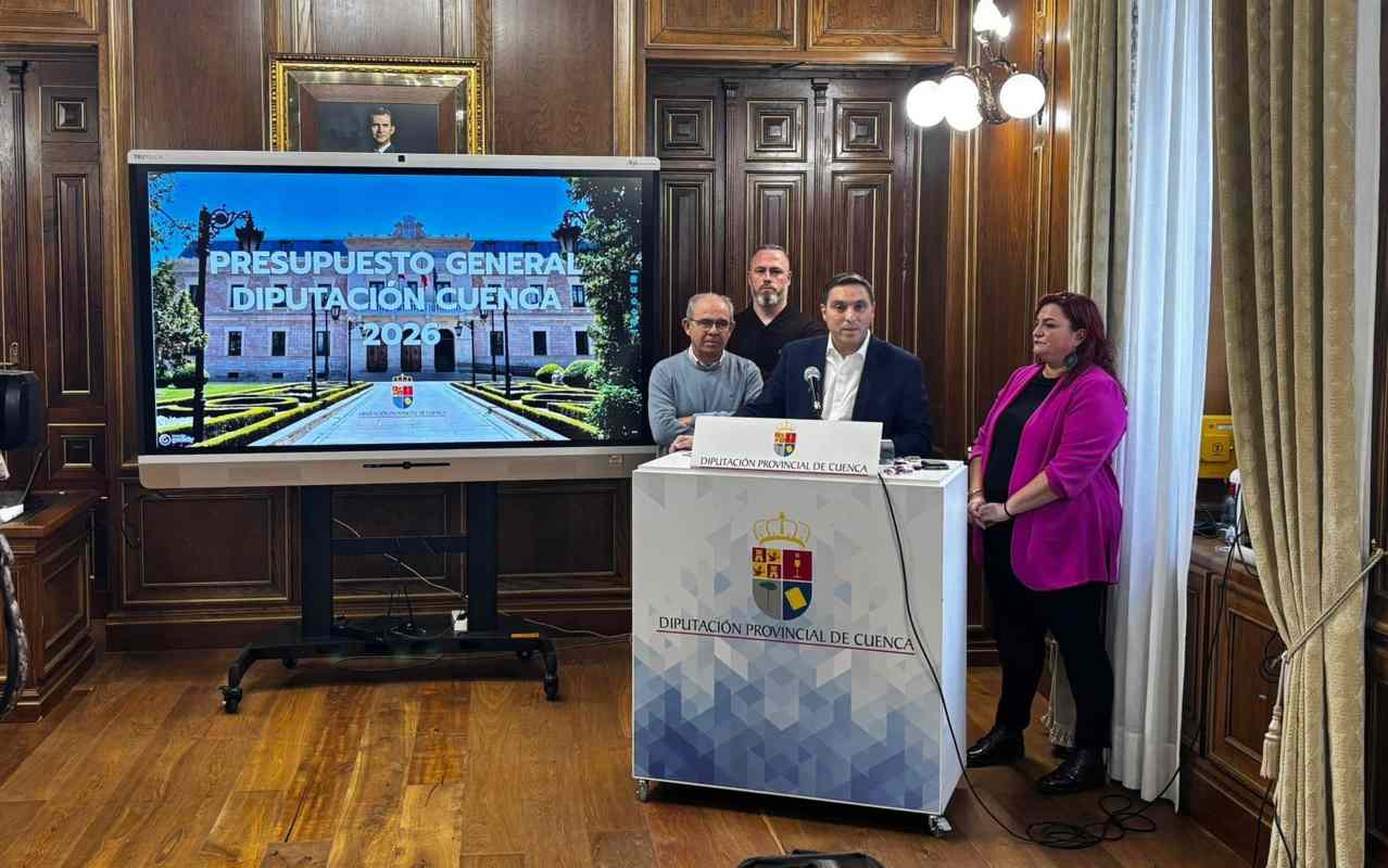 Martínez Chana y la concejala Emma Cano desglosaron los presupuestos de la Diputación de Cuenca.