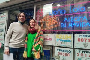 Doña Lola reparte un cuarto y un quinto premio de la Lotería de Navidad.