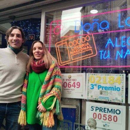 Doña Lola reparte un cuarto y un quinto premio de la Lotería de Navidad.