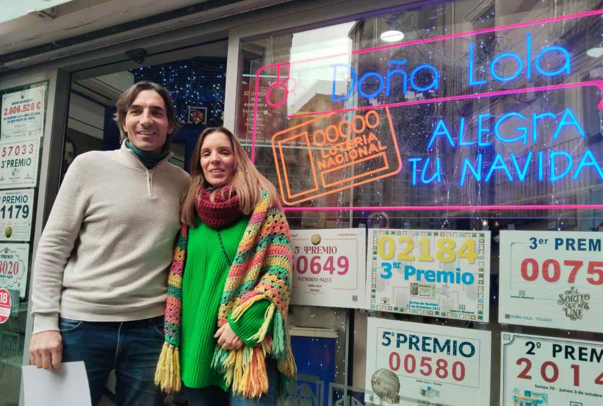 Doña Lola reparte un cuarto y un quinto premio de la Lotería de Navidad.