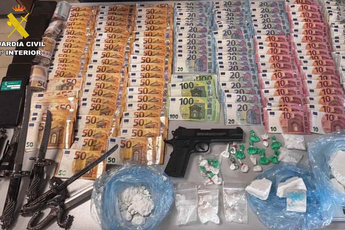 Dinero y efectos aprehendidos por la Guardia Civil en la operación 'Rejum'.