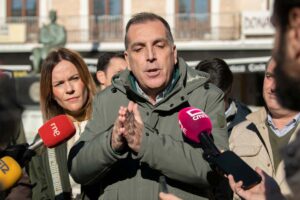 El portavoz nacional de Vox sobre Inmigración, Interior y Seguridad, Samuel Vázquez, y la portavoz de Agenda España, Isabel Pérez