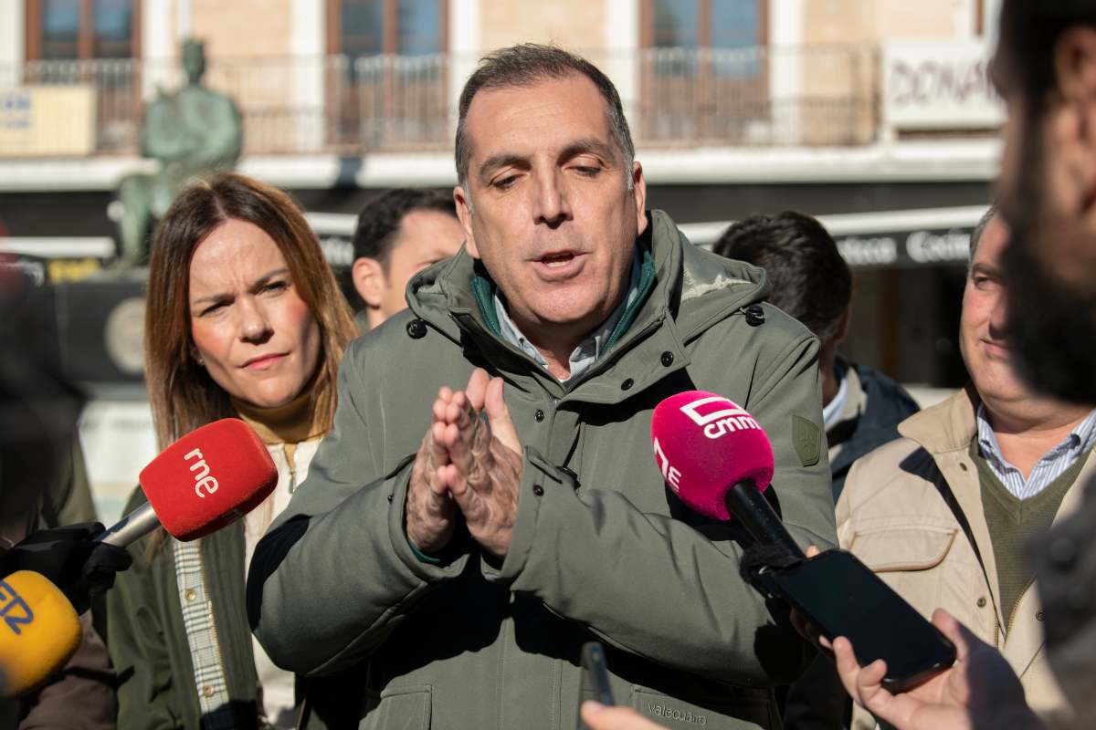 El portavoz nacional de Vox sobre Inmigración, Interior y Seguridad, Samuel Vázquez, y la portavoz de Agenda España, Isabel Pérez