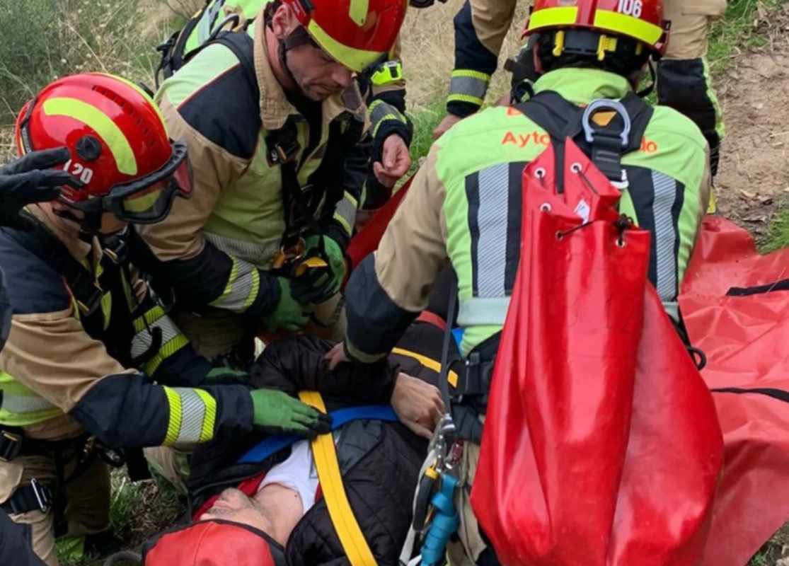 Momento en el que los bomberos rescatan al escalador. Foto: Bomberos de Toledo.