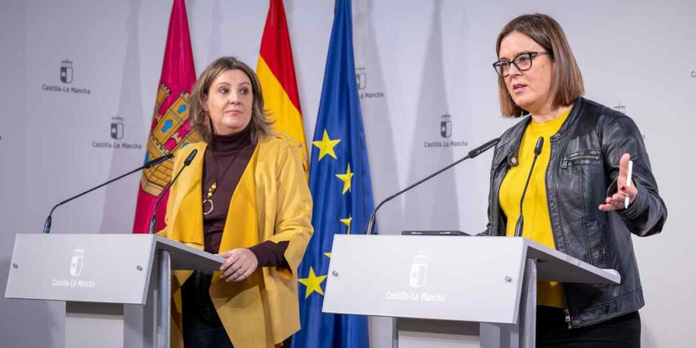 La consejera portavoz del Gobierno de Castilla-La Mancha, Esther Padilla, y la consejera de Economía, Empresas y Empleo, Patricia Franco.