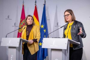 La consejera portavoz del Gobierno de Castilla-La Mancha, Esther Padilla, y la consejera de Economía, Empresas y Empleo, Patricia Franco.