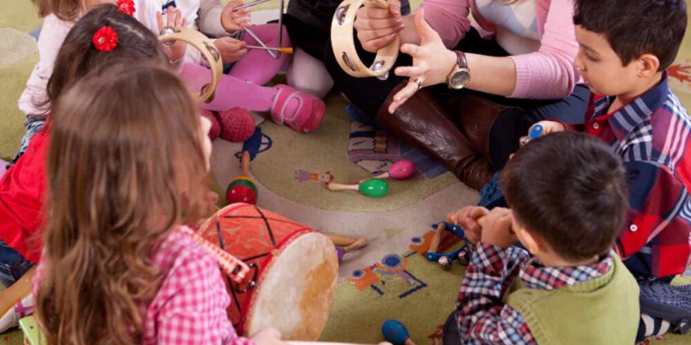 Foto de archivo de unos niños en un colegio.