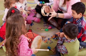 Foto de archivo de unos niños en un colegio.