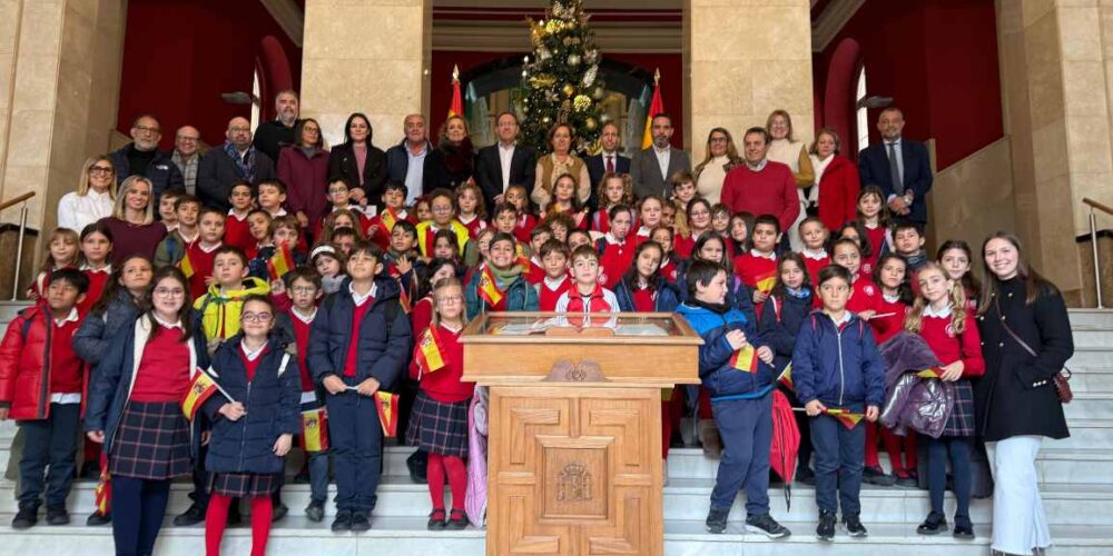 Foto de familia de la lectura de la Constitución en la Diputación de Toledo.