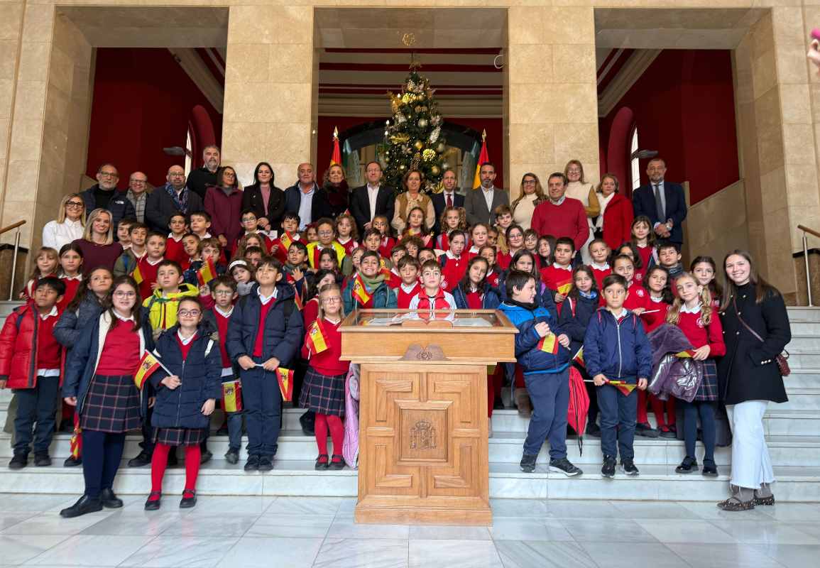 Foto de familia de la lectura de la Constitución en la Diputación de Toledo.