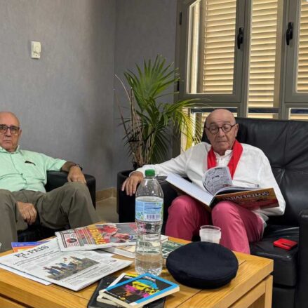 El alcalde de Noblejas (Toledo), Agustín Jiménez (PSOE), puso fin, tras cinco días, a la huelga de hambre que inició el lunes para reclamar a la Junta de Comunidades la construcción de un instituto en esta localidad.