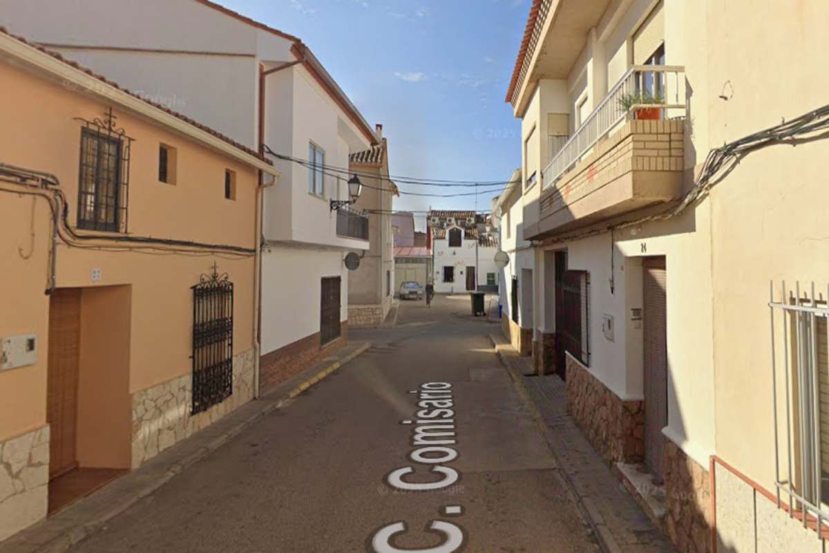 El incendio se produjo en una vivienda situada en la calle Comisario.