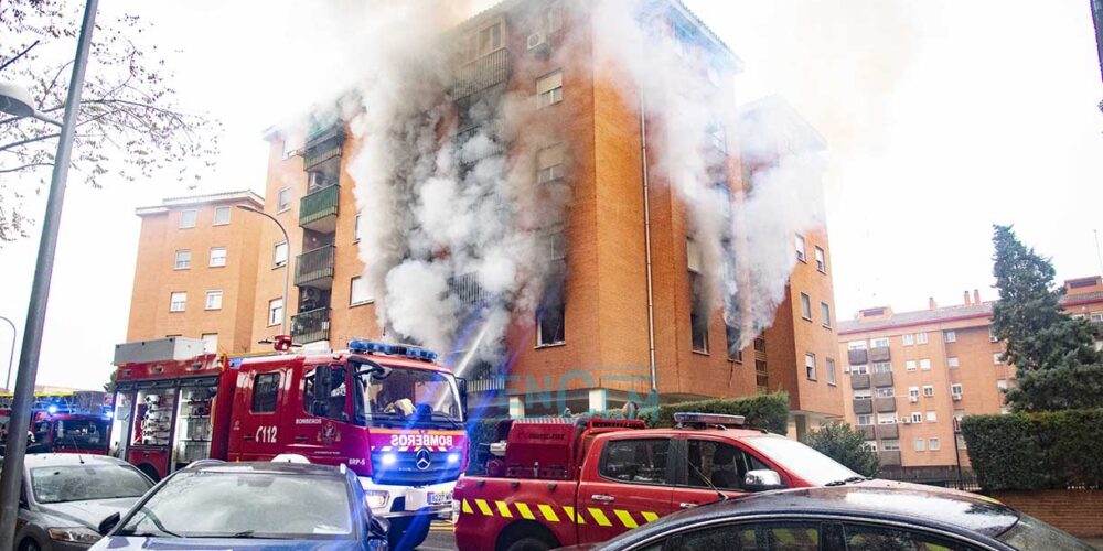 Incendio en una vivienda de Ronda de Buenavista como consecuencia de una explosión de gas. Foto: Rebeca Arango.
