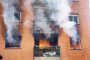 Espectacular incendio en la avenida de Portugal en Toledo, provocado por una explosión de gas. Foto: Rebeca Arango.