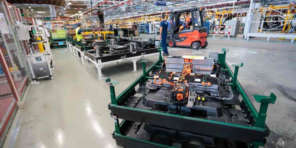 Varios operarios trabajando en una fábrica de vehículos. Foto: EP.