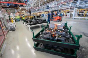 Varios operarios trabajando en una fábrica de vehículos. Foto: EP.