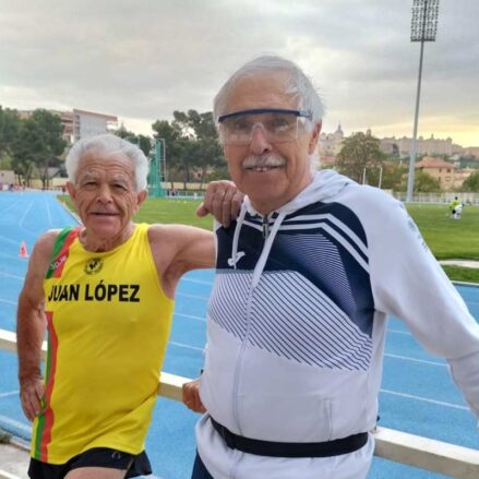 El atleta toledano Juan López batió el récord mundial de 50 km en ruta para mayores de 80 años.