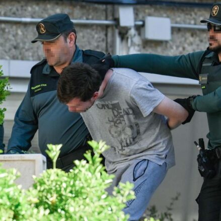 El jurado declaró por unanimidad culpable de tres asesinatos, robo con violencia y daños por incendio a F.P.S., de 29 años, acusado del triple crimen cometido en un chalé de Chiloeches (Guadalajara) en abril de 2024. Foto: Rafael Martín/EP.